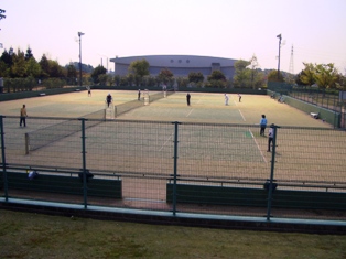 トリムパークかなづテニス場と体育館の写真