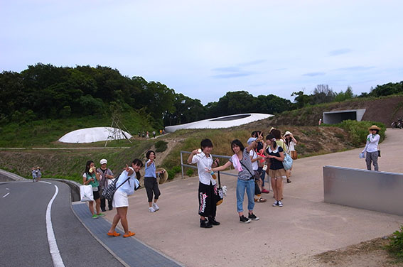 130823豊島美術館前.JPG