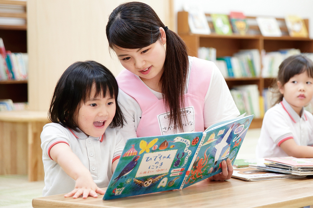 子どもに読み聞かせをしている幼児教育学科の学生