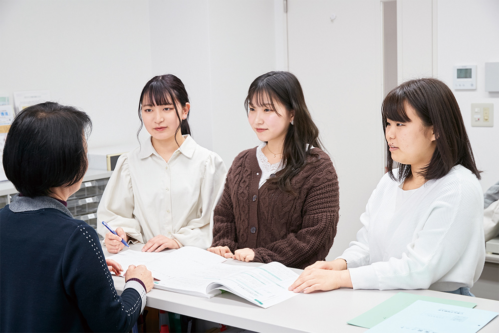 実習の支援をうける幼児教育学科の学生