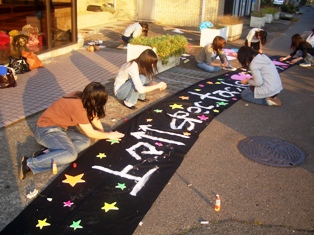 飾り物を準備している学生の写真その２