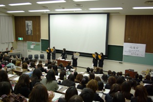 替え歌で幼児教育学科の教員を紹介している学生の写真