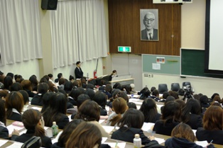 オルガンで見事な演奏を披露した音楽学科学生の写真