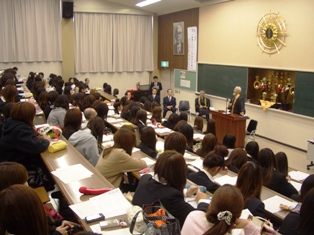 ２回生ＡＨ「成道会」の様子