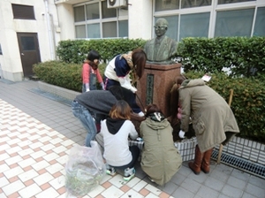 仁愛女子短期大学 初代学長禿了信先生胸像前で