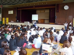 体育館での学生総会の様子