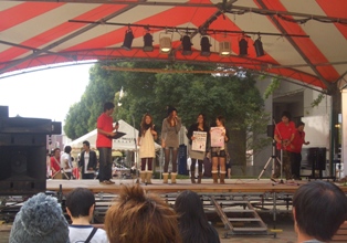 福井工業大学大学祭にて、本学学生による「仁短祭PR」の写真