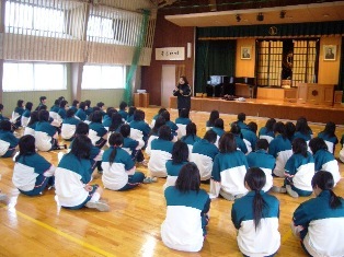 幼児教育学科教員による出前授業の様子