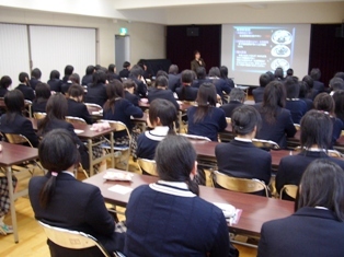 食物栄養専攻教員による出前授業の様子