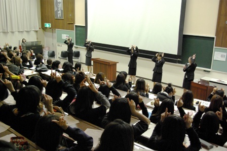 幼児教育学科学生による手遊び披露の写真