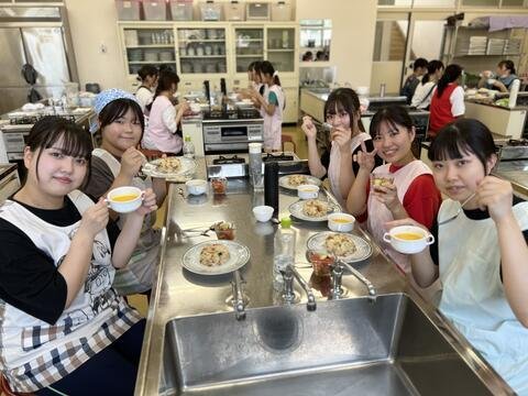 「子どもの食と栄養Ⅱ」で調理実習を行いました。