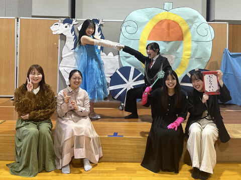 【ゼミ活動】劇「シンデレラ」を披露しました。